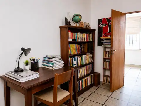RETASADA  Venta de Casa 6 Ambientes con Cochera en Parque Avellaneda