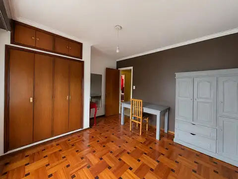 RETASADA  Venta de Casa 6 Ambientes con Cochera en Parque Avellaneda