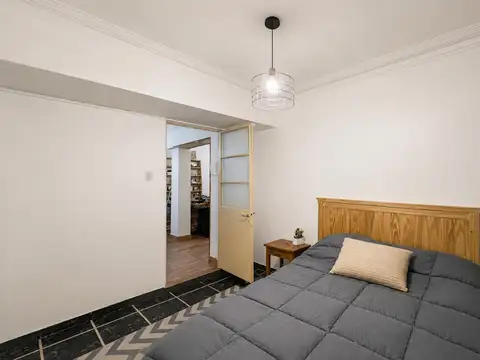 RETASADA  Venta de Casa 6 Ambientes con Cochera en Parque Avellaneda