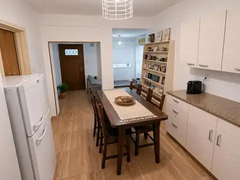 Casa 6 ambientes con 2 baños