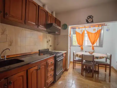 CASA 6 AMB MULTIFAMILIAR CON COCHERA VENTA QUILMES