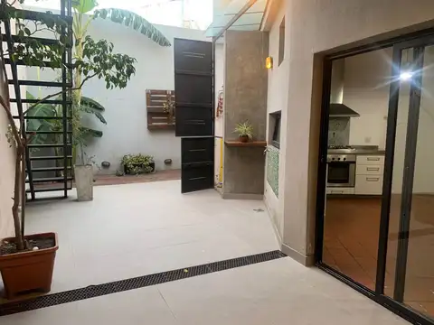 *CASA PH DE 3 AMB. CON COCHERA CUBIERTA, PATIO Y GRAN TERRAZA PROPIA CON PARRILLA