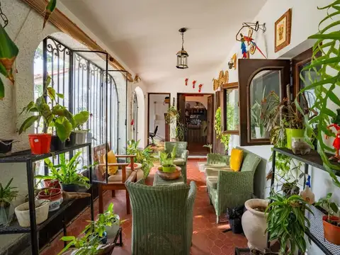 Casa 8 ambientes con 2 baños