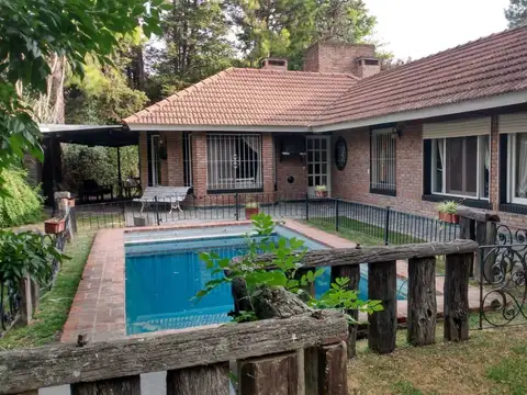 CASA EN ALQUILER DE 4 AMBIENTES CON PISCINA - GOLFERS COUNTRY CLUB - PILAR - PERMUTA