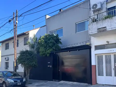 Hermosa Casa en dos plantas de 5 Amb. Muy Buen Estado