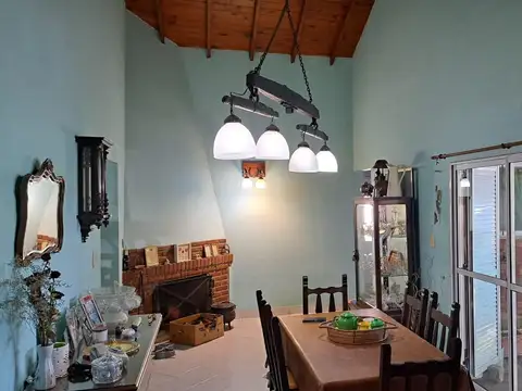 Casaquinta en venta sobre gran lote de 2196m² arbolado