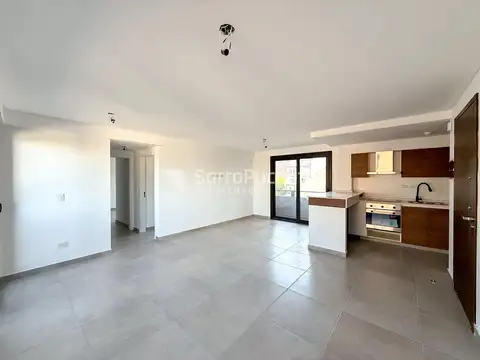 Venta departamento 3 ambientes con dormitorio en suite y balcón en Morón. (B)