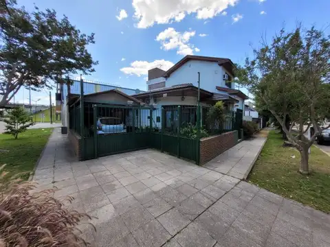 Excelente Chalet de estilo Californiano con Cochera, Patio, Quincho y Piscina.