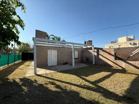 Casa desocupada en venta en Nuevo Urca – 3 dormitorios, patio amplio y galería Apta Crédito