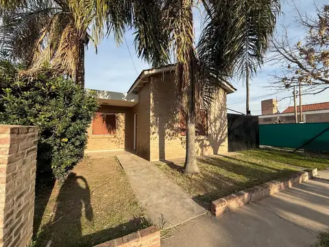 Casa desocupada en venta en Nuevo Urca – 3 dormitorios, patio amplio y galería