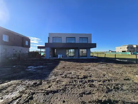 Casa en Venta en Countries y Barrios Cerrados en Berazategui, USD 349.000