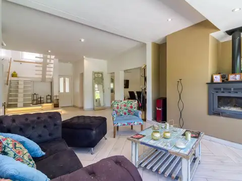 Casa 6 ambientes con 4 baños