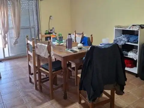 Venta Casa 2 ambientes con 3 locales comerciales con renta