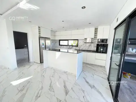 Casa 5 ambientes con 4 baños
