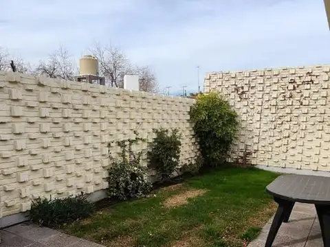 Casa en Alquiler con 1 cochera