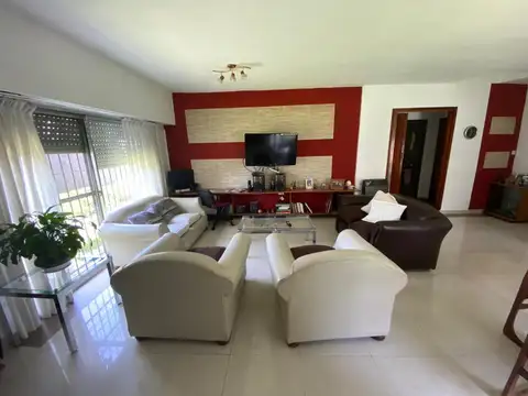 Casa 6 ambientes con 2 baños