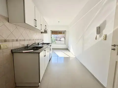 Amplio departamento 2 ambientes en excelente ubicación.