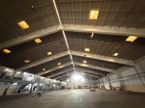 Alquiler Deposito U$S 4 x mts  4400 mts cub   Ofic Logistica Parque Industrial