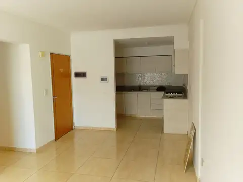 Departamento 3 amb. al frente con 2 baños y vestidor. Amplio, luminoso y ventilado.