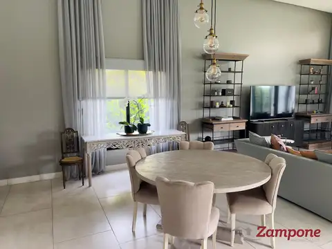 Casa en Alquiler con 4 cocheras