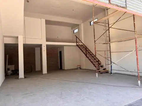 Alquiler local comercial ideal deposito con entrepiso en Escobar 