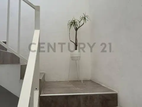 85 Entre 11 y 12 800, Piso 0