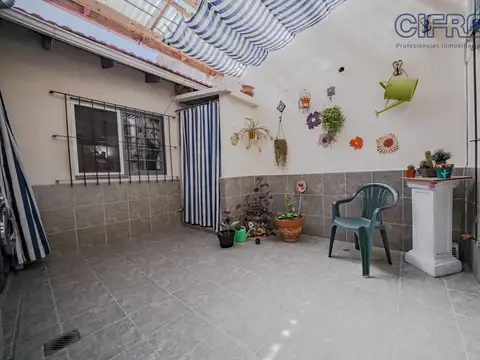 Excelente casa (8,66x42) 5 ambientes en 1 planta con garaje, quincho y jardín en Villa Pueyrredon.