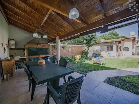Excelente casa (8,66x42) 5 ambientes en 1 planta con garaje, quincho y jardín en Villa Pueyrredon.