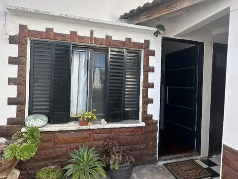 Casa 2 amb con patio y parrilla - Av Frias 3696 - LdZ