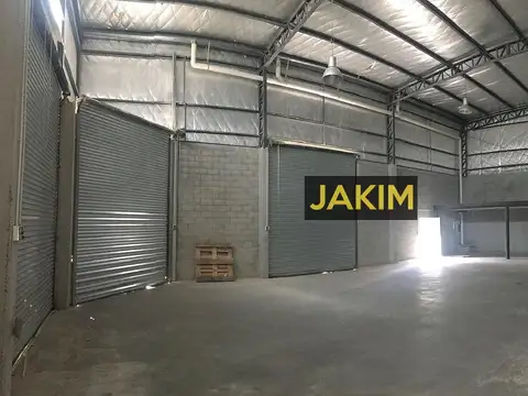 Galpón sobre Av. P Galdós en esquina, de gran altura, con ingreso sobre ambas calles y fuerza motriz