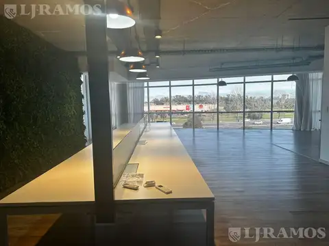 Oficinas SportClub en Escobar!  Excelente ubicación - PG