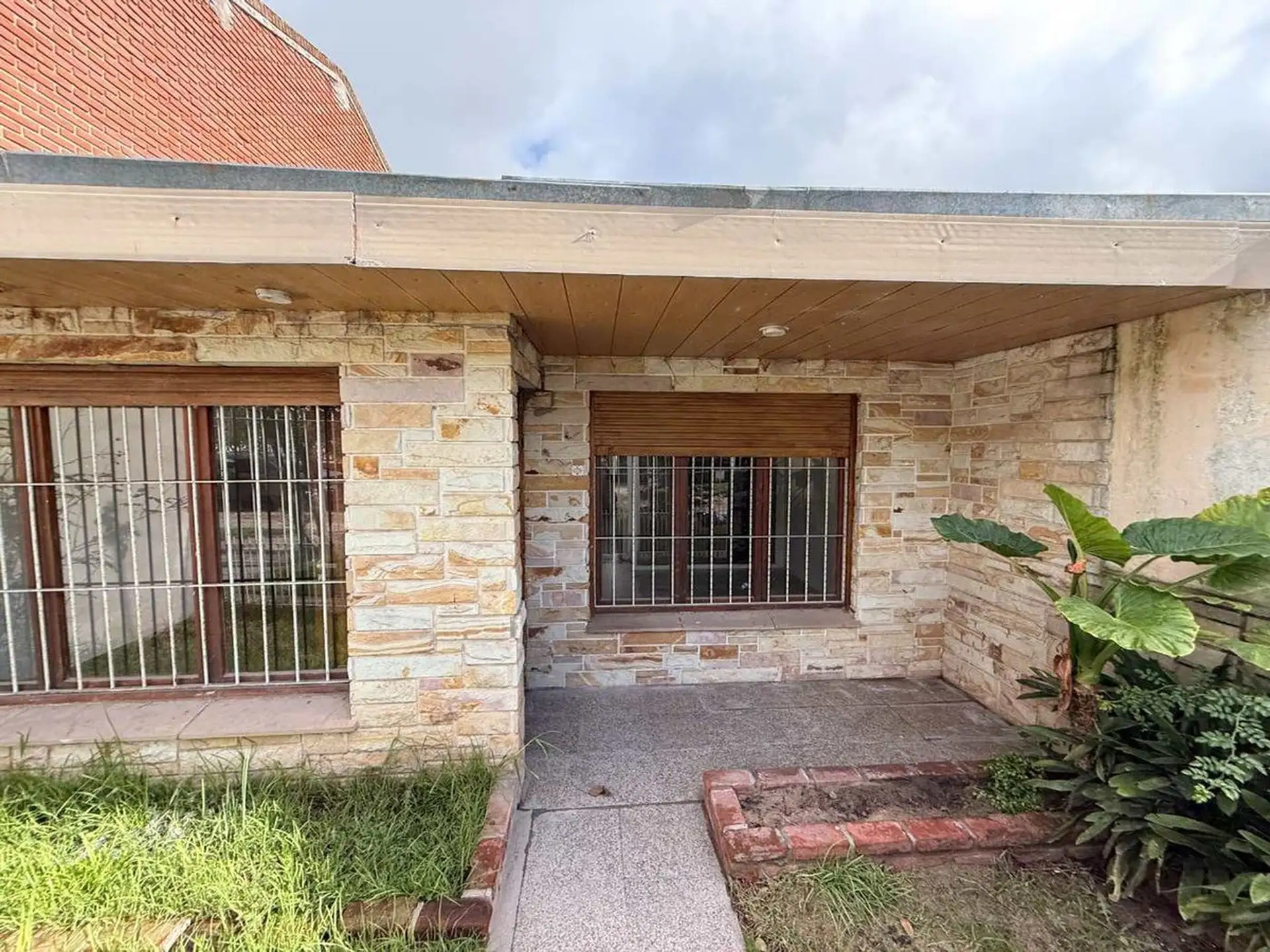 Casa 4 ambientes cochera y parque Punta Mogotes