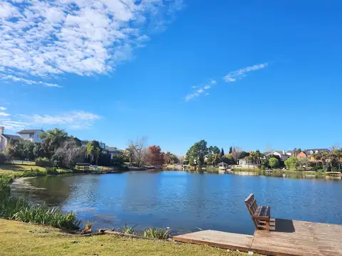 Casa en alquiler temporario  B°C° Los Castores. Nordelta. 7 ambientes con piscina
