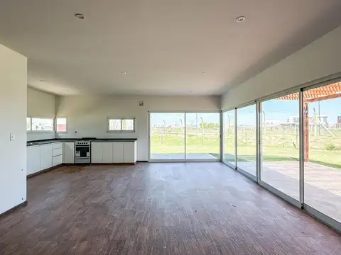 Casa 4 ambientes con 2 baños