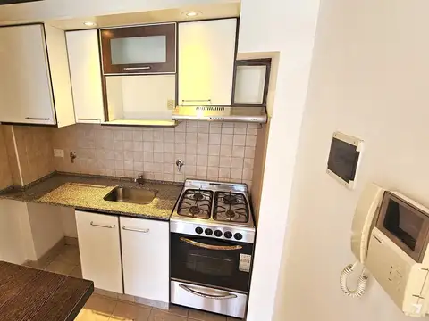 Monoambiente con balcón al frente con cocina baño y placard