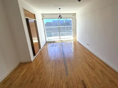 Monoambiente con balcón al frente con cocina baño y placard