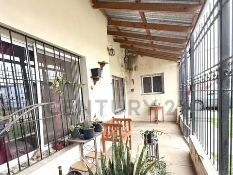 Casa de 2 dormitorios con patio, quincho y garage. VENADO TUERTO