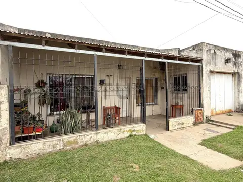 Casa de 2 dormitorios con patio, quincho y garage. VENADO TUERTO