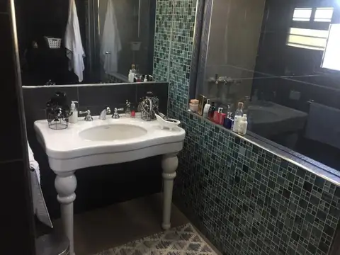 EXCELENTE CHALET 5 AMBIENTES CON COCHERAS , PISCINA