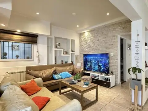 Casa 6 ambientes con 2 baños