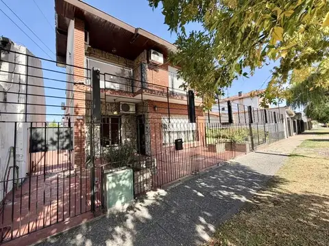 Casa 4 ambientes en excelente ubicación.