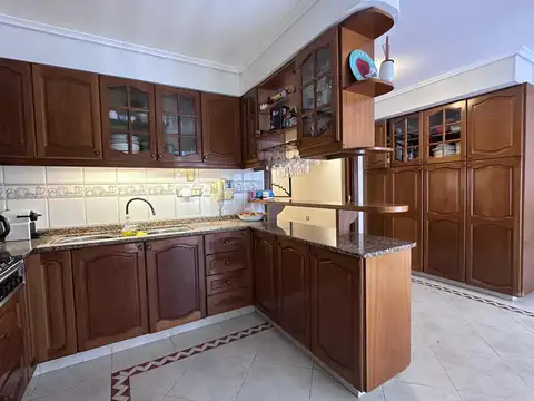 Casa 6 ambientes con 4 baños