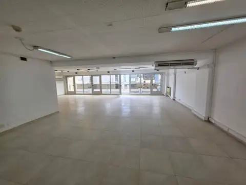 Oficina 8 ambientes con 4 baños