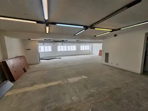 Oficina 8 ambientes con 4 baños