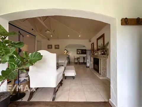 Casa en Venta con 3 cocheras