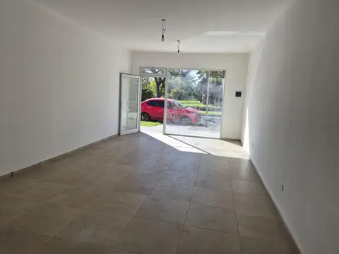 Local uso comercial o profesional en centro de Funes