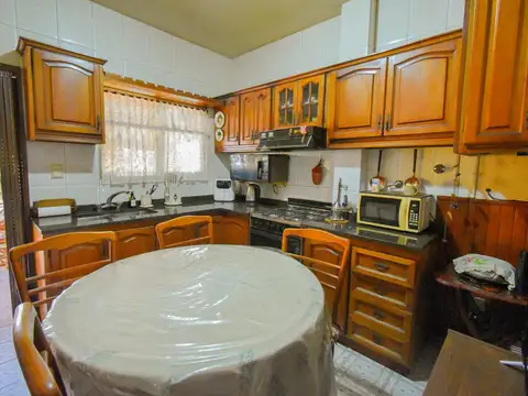 Venta casa 7 ambientes en Lomas de Zamora con jardín y garaje
