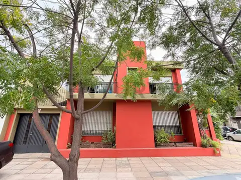 VENTA CASA 5 AMBIENTES,  2 COCHERAS,  PATIO, LA PATERNAL