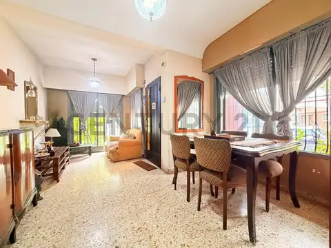 VENTA CASA 5 AMBIENTES,  2 COCHERAS,  PATIO, LA PATERNAL