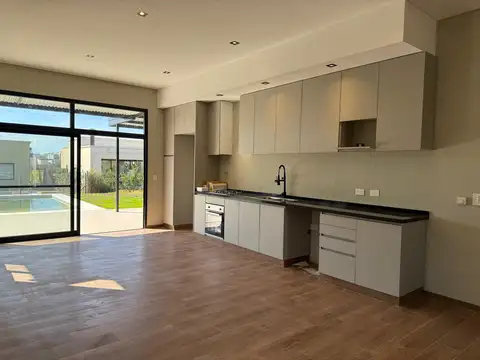 CASA DE 4 AMBIENTES EN VENTA EN SANTO TOMAS, PILAR, CON JARDIN Y PILETA